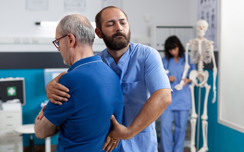 Bệnh nhân đang điều trị Viêm cột sống dính khớp